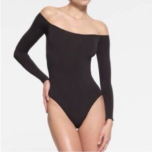 SKIMS ESSENTIAL OFF THE SHOULDER BODYSUIT | ONYX BLACK S/M